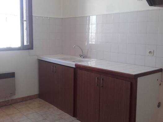 Appartement à louer 530 € 3 pièces 2 chambres 63 m² 2ème étage Corneilhan 34490