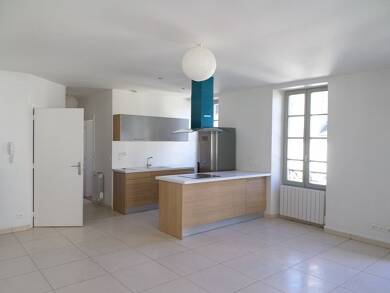 Appartement à louer 545 € 3 pièces 2 chambres 70 m² Étage 2/3 La Charite sur Loire 58400