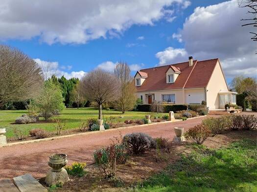 Maison à vendre 309 750 € 7 pièces 5 chambres 149 m² 4 675 m² de terrain Arçay 18340