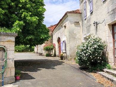 Maison à vendre 177 000 € 6 pièces 3 chambres 134 m² 4 208 m² de terrain La Tour-Blanche-Cercles 24320