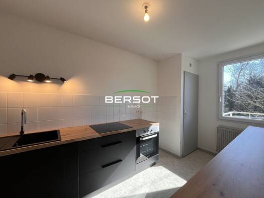 Appartement à louer 890 € 3 pièces 71 m² Étage 2/2 Tilleroyes Besançon 25000