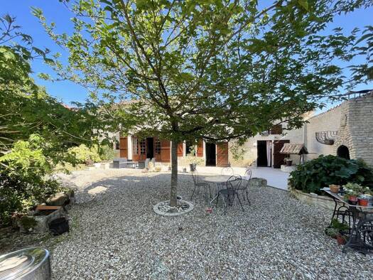 Maison à vendre 212 000 € 4 pièces 2 chambres 168 m² 810 m² de terrain Échallat 16170