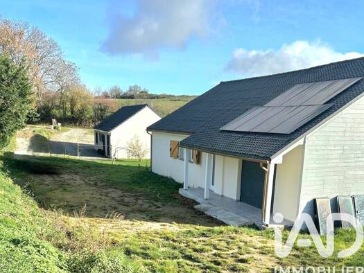 Maison de plain-pied à vendre 190 000 € 3 pièces 2 chambres 79,7 m² 4 986 m² de terrain Charbonnières-les-Varennes 63410