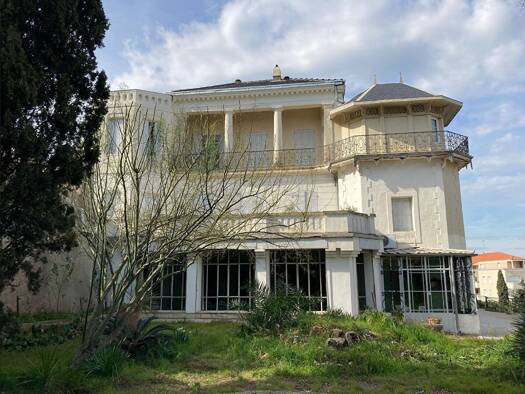 Appartement à louer 2 190 € 6 pièces 3 chambres 270 m² RDC/2 Les Pierres Blanches Sete 34200