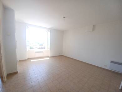 Appartement à louer 470 € 3 pièces 2 chambres 71 m² Étage 2/3 Mauriac 15200