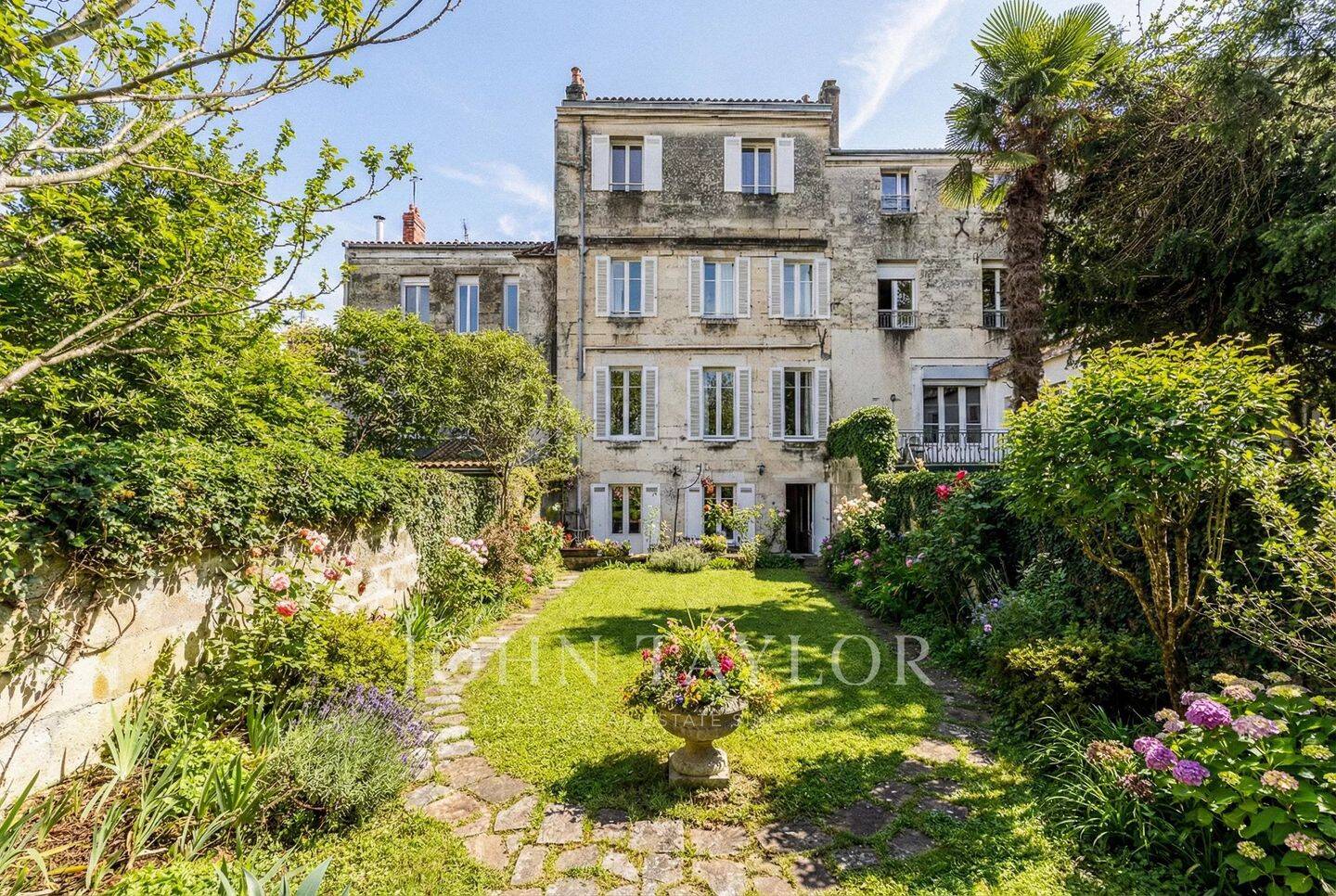 MAISON TRADITIONNELLE - 9 PIECES - SUBLIME JARDIN - PARKING - SA — 2