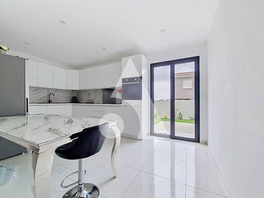 Maison à vendre - Première occupation 388 000 € 6 pièces 5 chambres 125 m² 315 m² de terrain Peripherie Vias 34450
