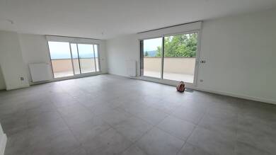 Appartement à louer 1 696 € 5 pièces 4 chambres 116,4 m² Dernier étage, Étage 2/2 Le Village Seyssins 38180