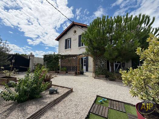 Maison à vendre 378 400 € 7 pièces 5 chambres 179 m² 785 m² de terrain Pons 17800