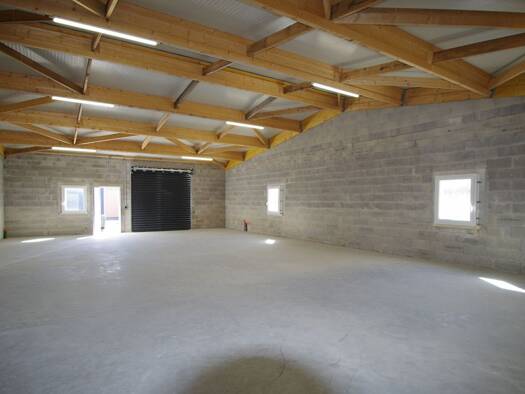 Local d'activités à louer 1 630 € 176 m² d'espace de stockage Saint-Vivien 17220