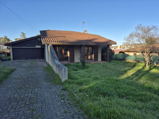 Maison de plain-pied à vendre 230 000 € 4 pièces 3 chambres 100 m² 923 m² de terrain Auch 32000