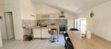 Appartement à louer 930 € 3 pièces 2 chambres 47 m² Dernier étage, Étage 2/2 Le Plan Grasse 06130