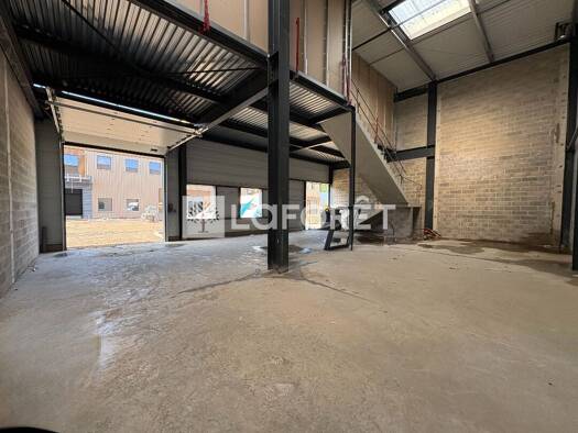 Local d'activités à vendre 779 990 € 438 m² d'espace de stockage Centre-Landaus-Poudrerie-Sablonniere Oissel 76350