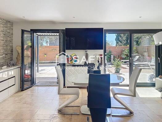 Maison de plain-pied à vendre 395 000 € 3 pièces 2 chambres 75 m² 275 m² de terrain Tourrettes 83440