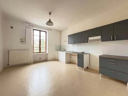 Appartement à louer 700 € 3 pièces 2 chambres 89,4 m² Étage 1/1 Solutré-Pouilly 71960