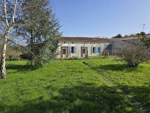 Maison de plain-pied à vendre 150 500 € 4 pièces 2 chambres 127 m² 53 704 m² de terrain Jonzac 17500