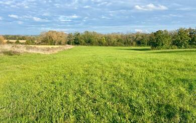 Terrain constructible à vendre 63 500 € 606 m² de terrain Jayat 01340
