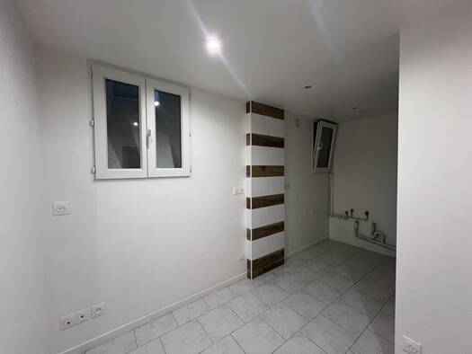 Entrepôt à vendre 69 000 € 17 m² d'espace de stockage Louis Blanc-Aqueduc Paris 10ème 75010