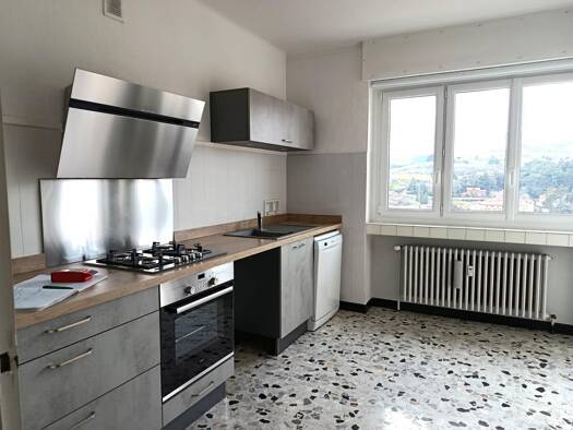 Appartement à louer 850 € 3 pièces 2 chambres 84 m² Étage 12/12 Saint-Chamond 42400