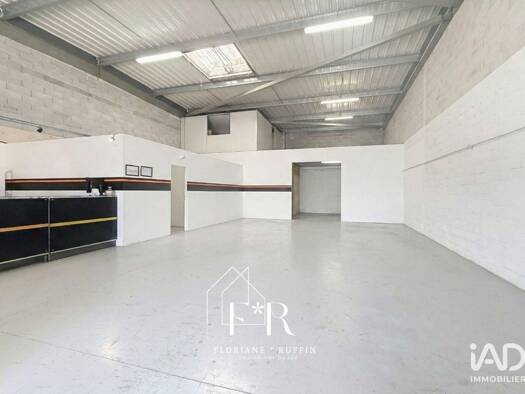 Local d'activités à louer 1 650 € 245 m² d'espace de stockage Ouest Entraigues-sur-la-Sorgue 84320