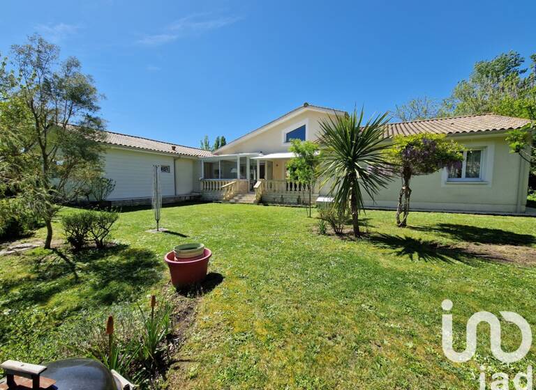 Maison à vendre 573 000 € 8 pièces 5<br/>chambres 186 m²<br/>superficie 935 m²<br/>terrain Saturne Blanquefort 33290