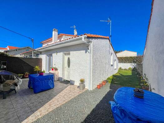 Maison de plain-pied en viager 73 400 € 3 pièces 2 chambres 68 m² 210 m² de terrain Le Fief-La Garenne Royan 17200