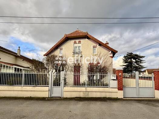 Maison de ville à vendre 150 000 € 5 pièces 3 chambres 100 m² 496 m² de terrain Moulon Bourges 18000