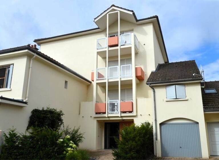 Appartement à louer 445 € 1 pièce 1<br/>chambre 31 m²<br/>superficie 2ème<br/>étage Sud Est Sainte-Savine 10300