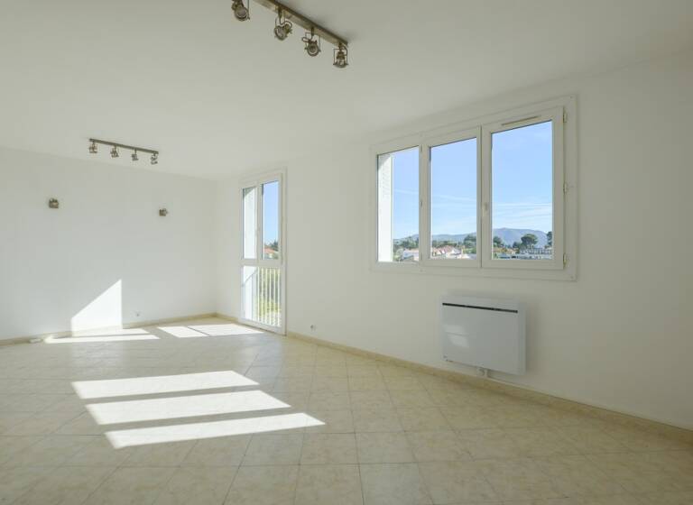 Appartement à louer 822 € 3 pièces 2<br/>chambres 59 m²<br/>superficie Dernier étage, 4/4<br/>étage Saint Julien Marseille 12ème 13012
