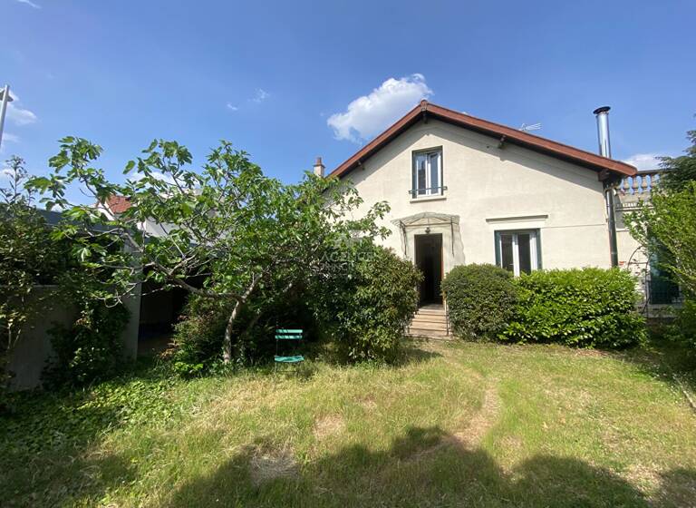 Maison à vendre 699 000 € 5 pièces 3<br/>chambres 125 m²<br/>superficie 437 m²<br/>terrain Centre Nanterre 92000