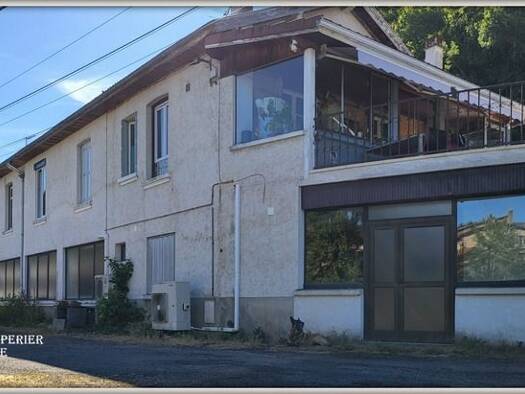 Maison à vendre 290 900 € 13 pièces 7 chambres 250 m² 7 800 m² de terrain La Monnerie-le-Montel 63650