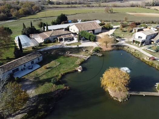 Maison à vendre - Première occupation 1 612 000 € 11 pièces 6 chambres 460 m² 78 539 m² de terrain Barjac 30430