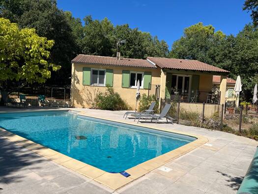 Maison de plain-pied à vendre 529 000 € 5 pièces 4 chambres 136 m² 5 474 m² de terrain Flassans-sur-Issole 83340
