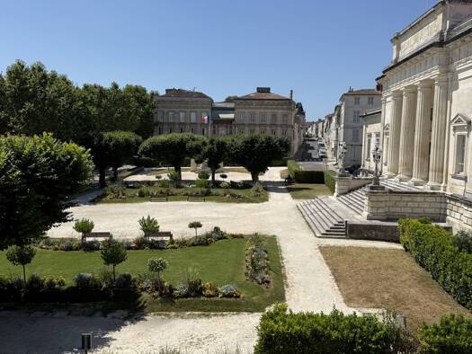 Duplex à vendre 385 000 € 6 pièces 5 chambres 163 m² Centre Saintes 17100