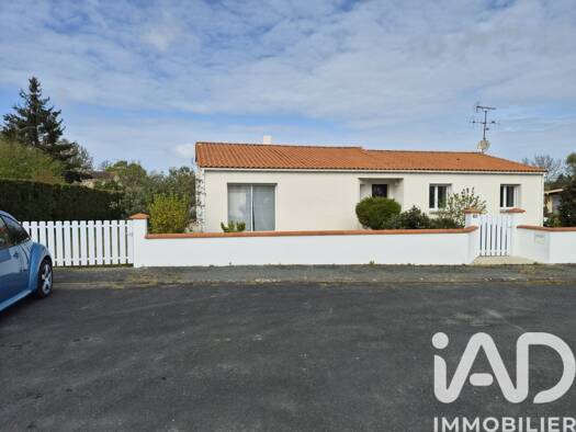 Maison de plain-pied à vendre 239 000 € 5 pièces 3 chambres 123 m² 710 m² de terrain Nesmy 85310