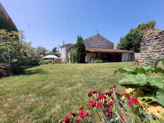 Maison à vendre 199 900 € 4 pièces 3 chambres 165 m² 560 m² de terrain Latillé 86190