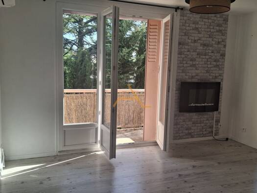 Appartement à louer 740 € 3 pièces 1 chambre 56 m² RDC/2 Ouest Valreas 84600