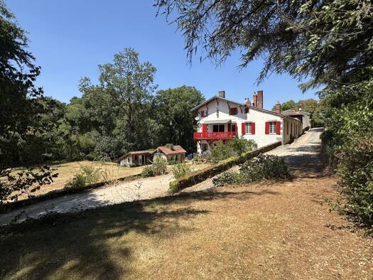 Maison à vendre 680 900 € 12 pièces 4 chambres 301 m² 16 665 m² de terrain Gétigné 44190