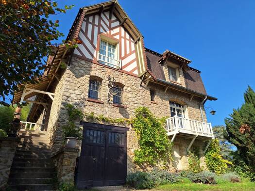 Maison à louer 4 750 € 8 pièces 5 chambres 210 m² 11 300 m² de terrain Médan 78670