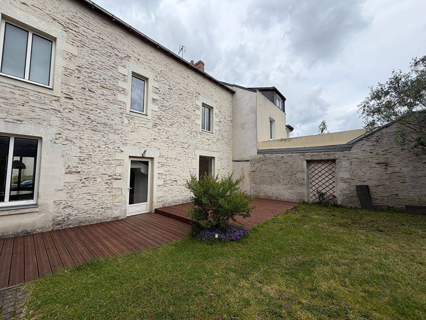 Maison familiale à louer 5 chambres Jardin et dépendances — 1