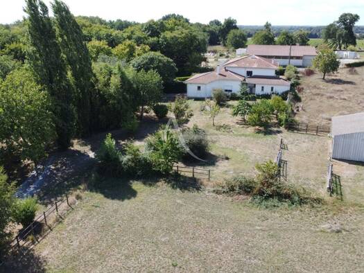Maison à vendre 470 225 € 12 pièces 9 chambres 312 m² 15 291 m² de terrain Cravans 17260