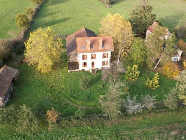 Villa à vendre 290 000 € 8 pièces 5 chambres 175 m² 60 000 m² de terrain La Chapelaude 03380