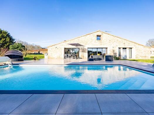 Maison de plain-pied à vendre 599 900 € 8 pièces 5 chambres 251 m² 4 723 m² de terrain Rocheservière 85620