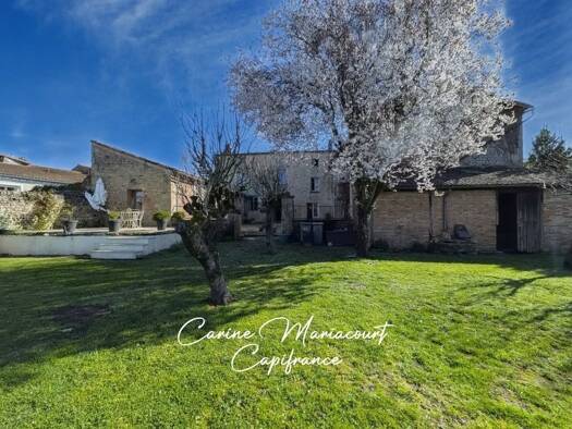 Maison à vendre 357 200 € 9 pièces 4 chambres 238 m² 1 741 m² de terrain Sud Saint-Maixent-l'École 79400