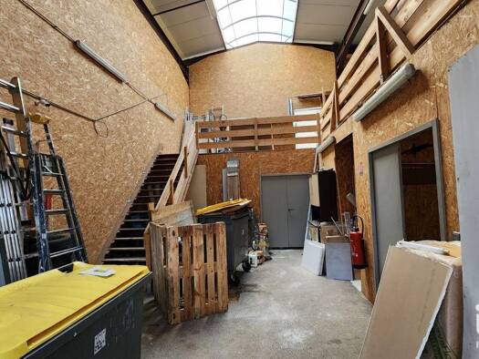 Local d'activités à louer 946 € 156 m² d'espace de stockage Palente - Orchamps - La Combe Saragosse Besançon 25000