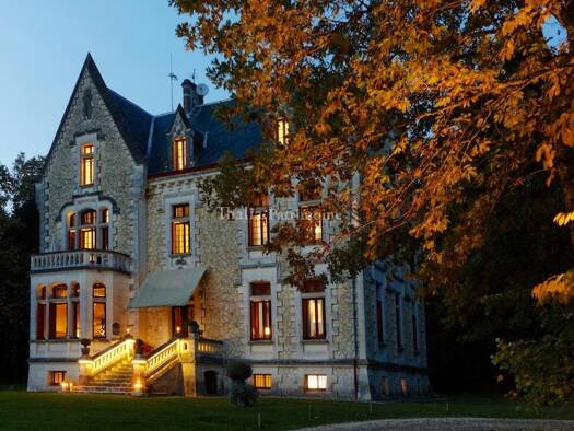 Château à vendre 1 700 000 € 15 pièces 9 chambres 729 m² 64 176 m² de terrain Mussidan 24400