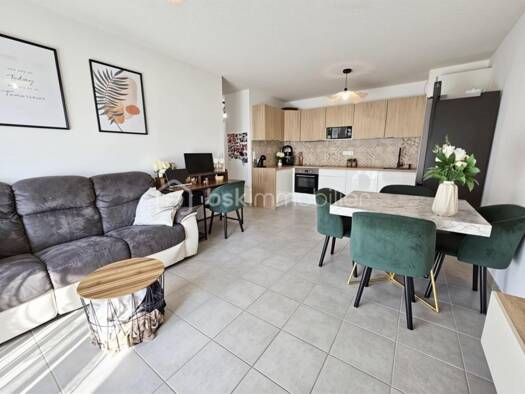 Appartement à vendre 240 000 € 3 pièces 2 chambres 55,5 m² Étage 1/3 Le Muy 83490