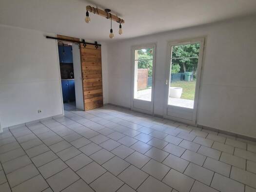 Appartement à louer 780 € 2 pièces 1 chambre 44 m² RDC La Houssaye-en-Brie 77610