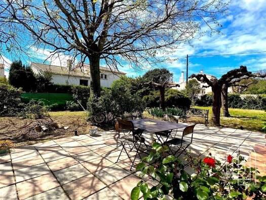 Maison à vendre 550 000 € 8 pièces 5 chambres 200 m² Centre Ville-Mejan-La Cité Arles 13200