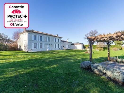 Maison à vendre 447 000 € 7 pièces 3 chambres 327 m² 4 550 m² de terrain Jarnac-Champagne 17520